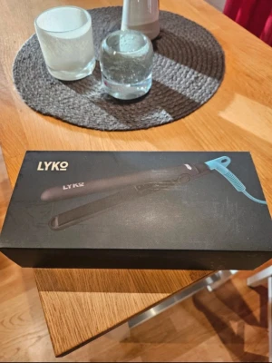 Plattång från Lyko i grå och turkos - Snygg plattång från Lyko i stilren grå färg med turkos detalj på sladden. Kommer i originalförpackning. Köpte den men ångrade köpet