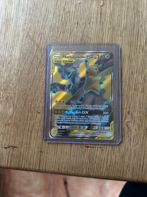 Pikachu zekrom tag team gx - Ett väldigt fint pokemon kort som är värt över 1000kr men jag säljer för bara 500