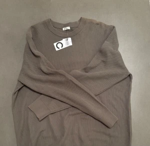 Beige stickad tröja från Cubus - Snygg beige stickad tröja från Cubus i storlek 2XL. Tröjan har rund halsringning och långa ärmar med ribbade muddar. Materialet är mjukt och stickat, perfekt för att hålla värmen under kyliga dagar. Enkel och stilren design som funkar till många olika looks. Tröjan är helt ny men har en fläck som bör gå bort i tvätten, kommer dessutom med prislapp.