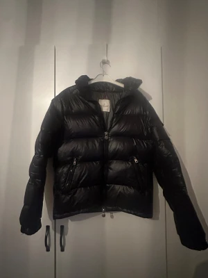 Moncler Maya - Säljer nu min moncler maya då ja inte har användning av den, den är i storlek 2/M och sitter perfekt, tyvär finns ingen luva därav priset är lågt. 