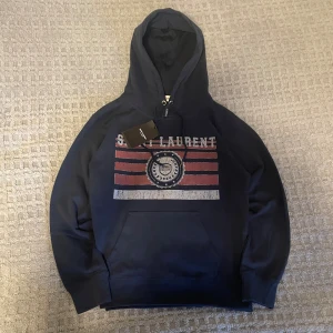 Saint Laurent hoodie - Säljer nu en saint Laurent hoodie i helt ny skick lappen sitter kvar och det finns inga skador alls. Priset går att diskutera om!!!
