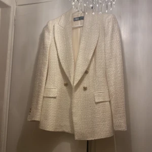 Vit kavaj från Zara  - Säljer min vita snygga kavaj från Zara. Aldrig använd🌸