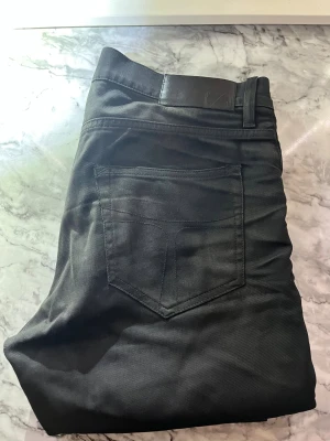 Tiger Of Sweden (Pistolero) 30/32 - Säljer ett par Tiger Of Sweden jeans i modellen Pistolero, strl 30/32. Kom gärna med bud eller funderingar🤗