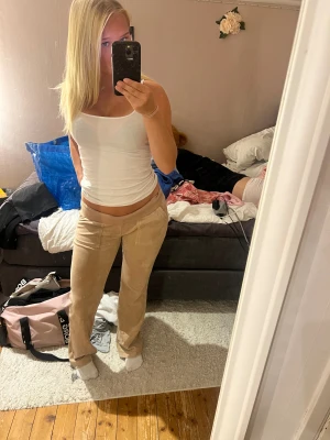 Juicy Couture byxor  - Säljer dessa jättefina Juicy Couture byxorna instorlek XS, passar även S🩷 Inga täcken på användning, köpt för 1000 säljer för 🩷 379! 🩷