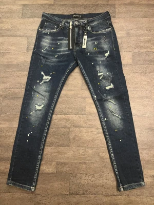 Mörkblåa jeans - Ett par jätte fina jeans ifrån dsquaerd2. Byxorna är oanvända och dessutom jätte fina. Byxorna passar till både M och S. Pris kan diskuteras!