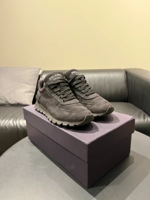 Prada skor - Skriv priv om funderingar 