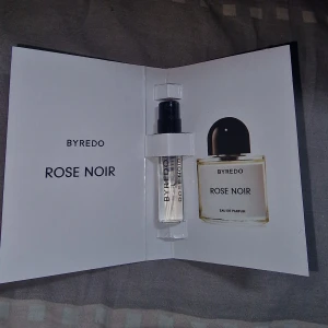 Byredo Rose Noir Eau de Parfum - Testa Byredo Rose Noir Eau de Parfum i smidig 1,5 ml spray. Perfekt storlek för att ta med i väskan och upptäcka en ikonisk doft från ett populärt märke.