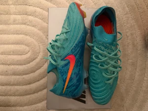 Nike fotbollsskor  - Helt nya Nike skor, storlek 42, aldrig använda kommer med påse givetvis :) NIKE PHANTOM GX II ELITE SG-PRO ANTI-CLOG MAD AMBITION