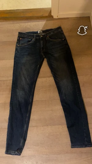 Blå jeans från lager 157 passar med nästan allt  - Blåa jeans från Lager 157 i storlek XL. Sitter skönt och ger en stabil, clean look – perfekt vardagsdrip. Jeansen är i bra skick och har inga defekter alls: inga hål, inga slitna partier, inga fläckar. Färgen är en klassisk blå denim som funkar till allt.