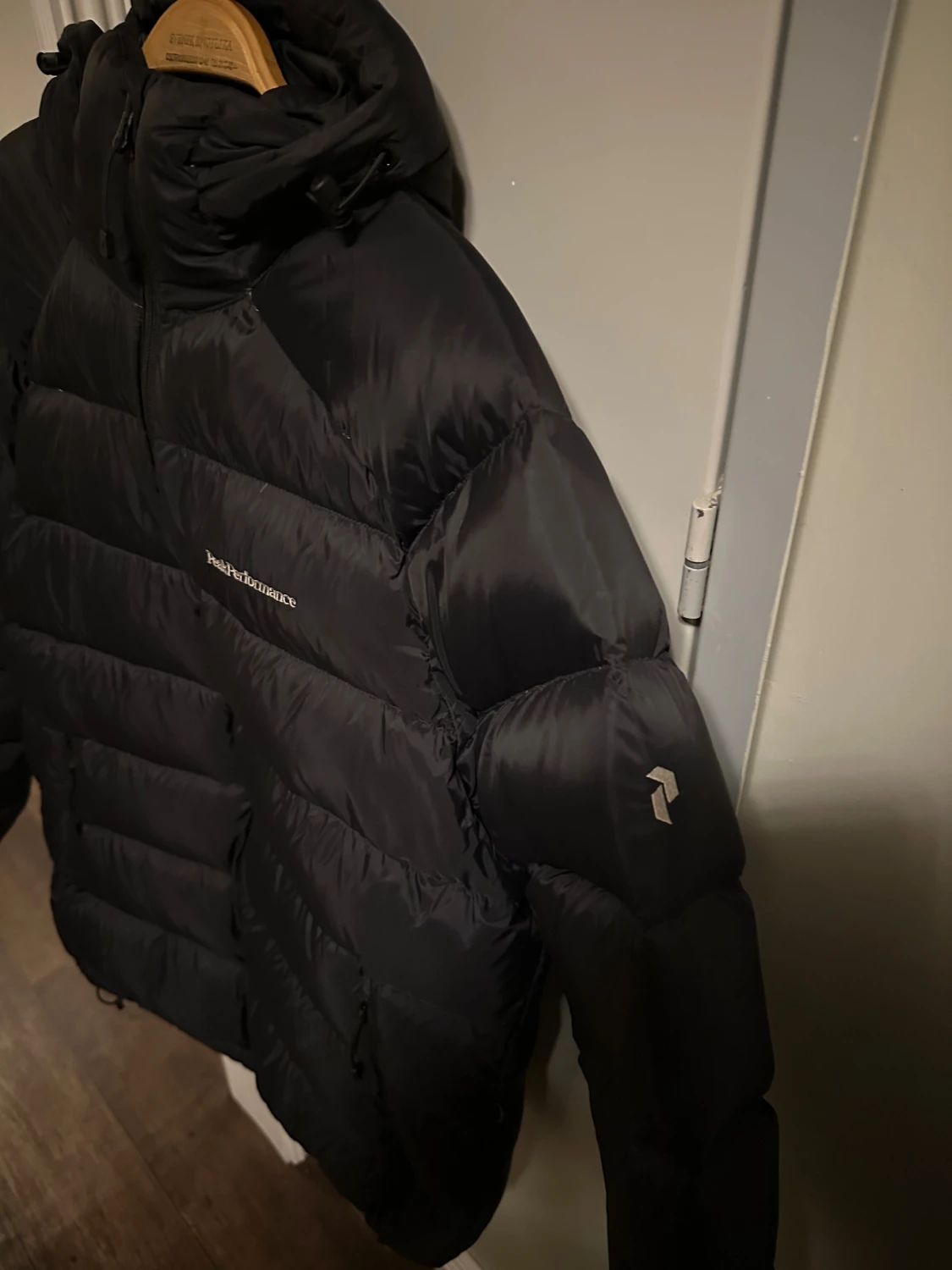 Svart dunjacka Peak Performance XL - 1