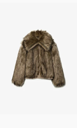 Brun pälsjacka med stor krage - Säljer en brun pälsjacka med stor fluffig krage och långa ärmar. Jackan har en loose passform och är gjord i syntetpäls med naturliga färgskiftningar. Perfekt för dig som vill sticka ut och hålla dig varm under kalla dagar. Använd fåtal gånger och i nyskick!