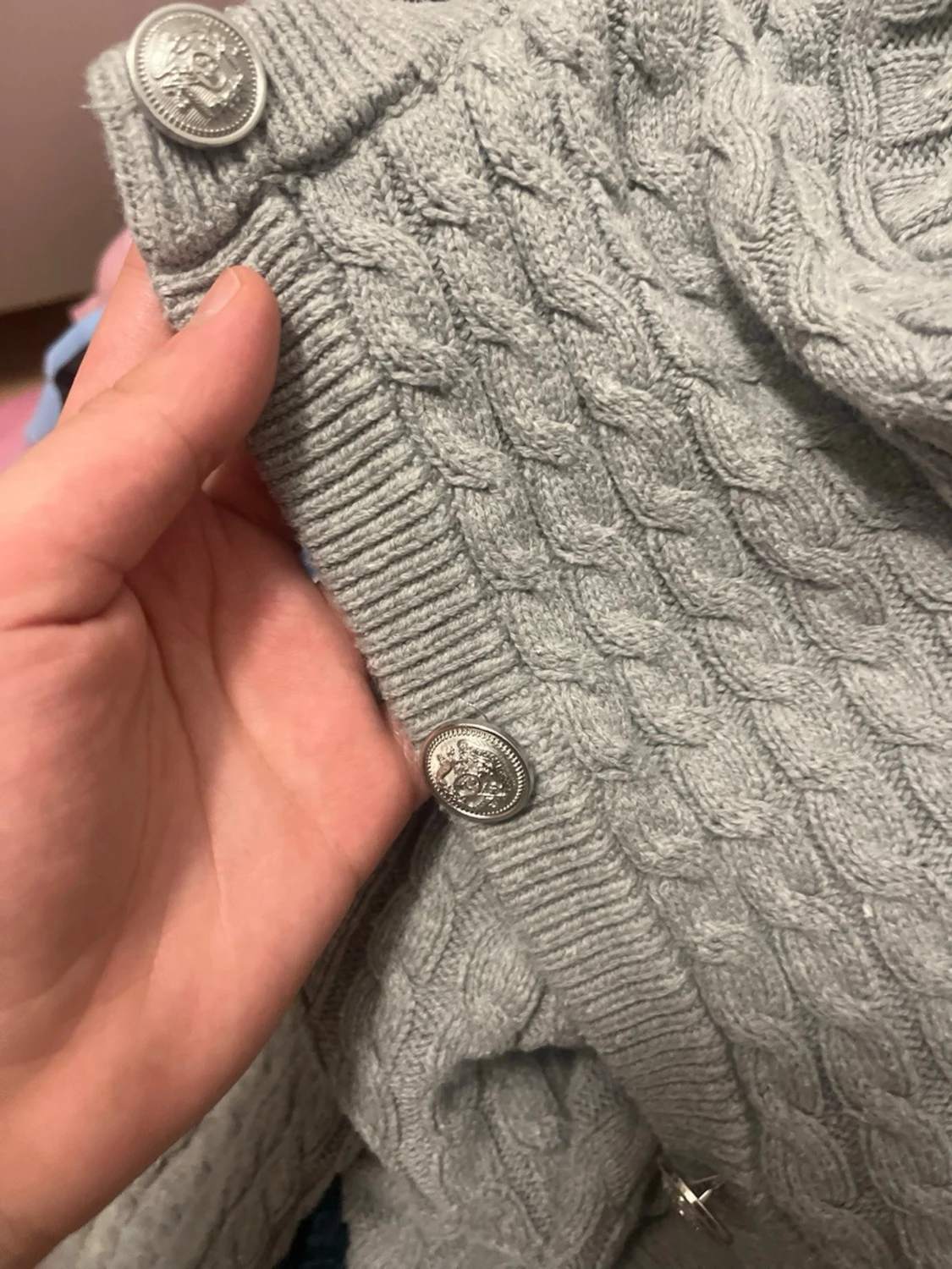 Grå kabelstickad kofta med silverknappar - 1