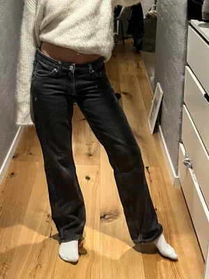 Svarta jeans från Arrow, straight fit - Säljer ett par baggy svarta jeans från weekday med  raka ben. 