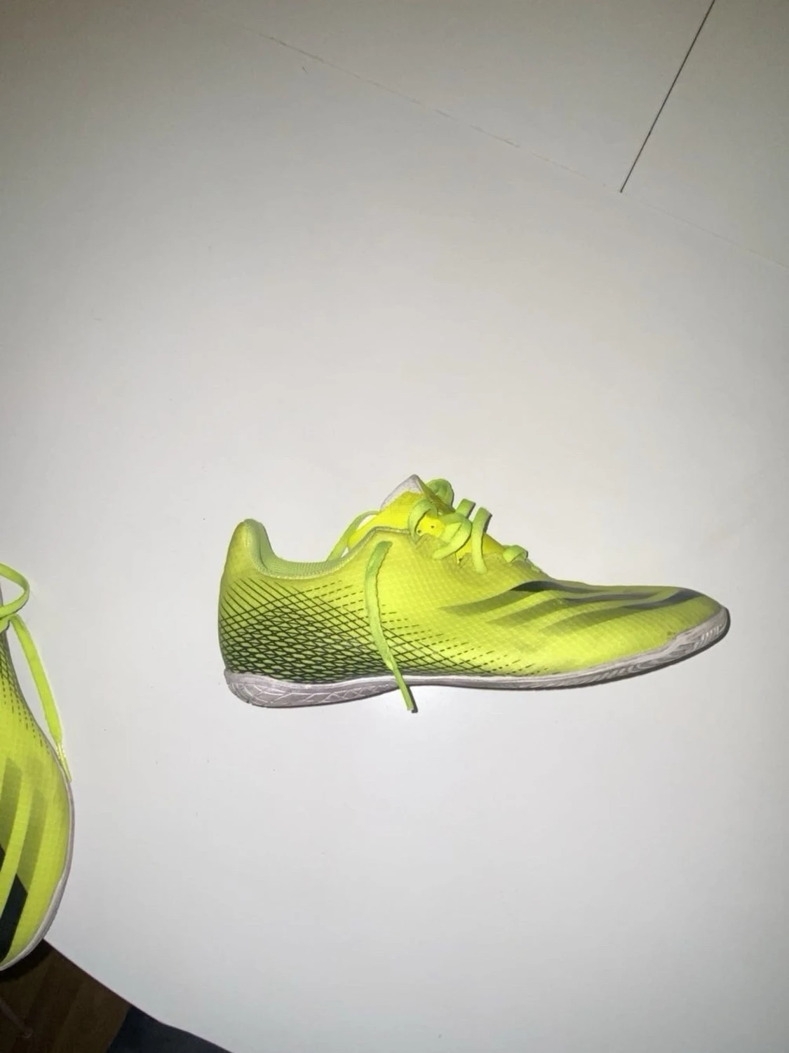 Adidas gula innohusforbollskor  med snörning - 2