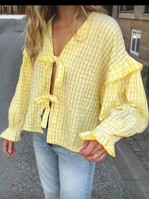 Gul rutig söt blus - En jätte söt gullig blus som passar perfekt till sommaren🥰den är helt oanvänd!💕