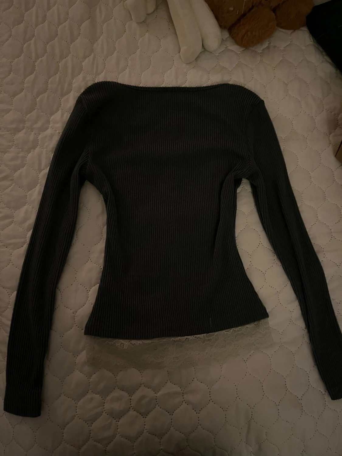 Mörkgrå ribbad topp med spetsdetalj - 2