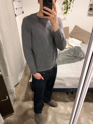 Massimo Dutti Sweater - Gråa Massimo Dutti tröjä. Storlek M. Tröjän är i super bra skick. Model är 188cm. 
