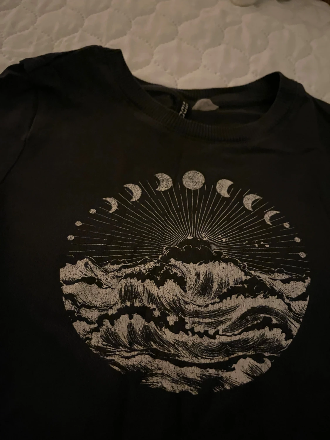 Svart t-shirt med månfaser och vågor - 1