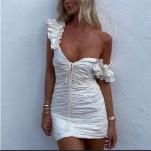 Viral Zara klänning - Ny skick storlek XS, passar as nice till studentklänning 🥰