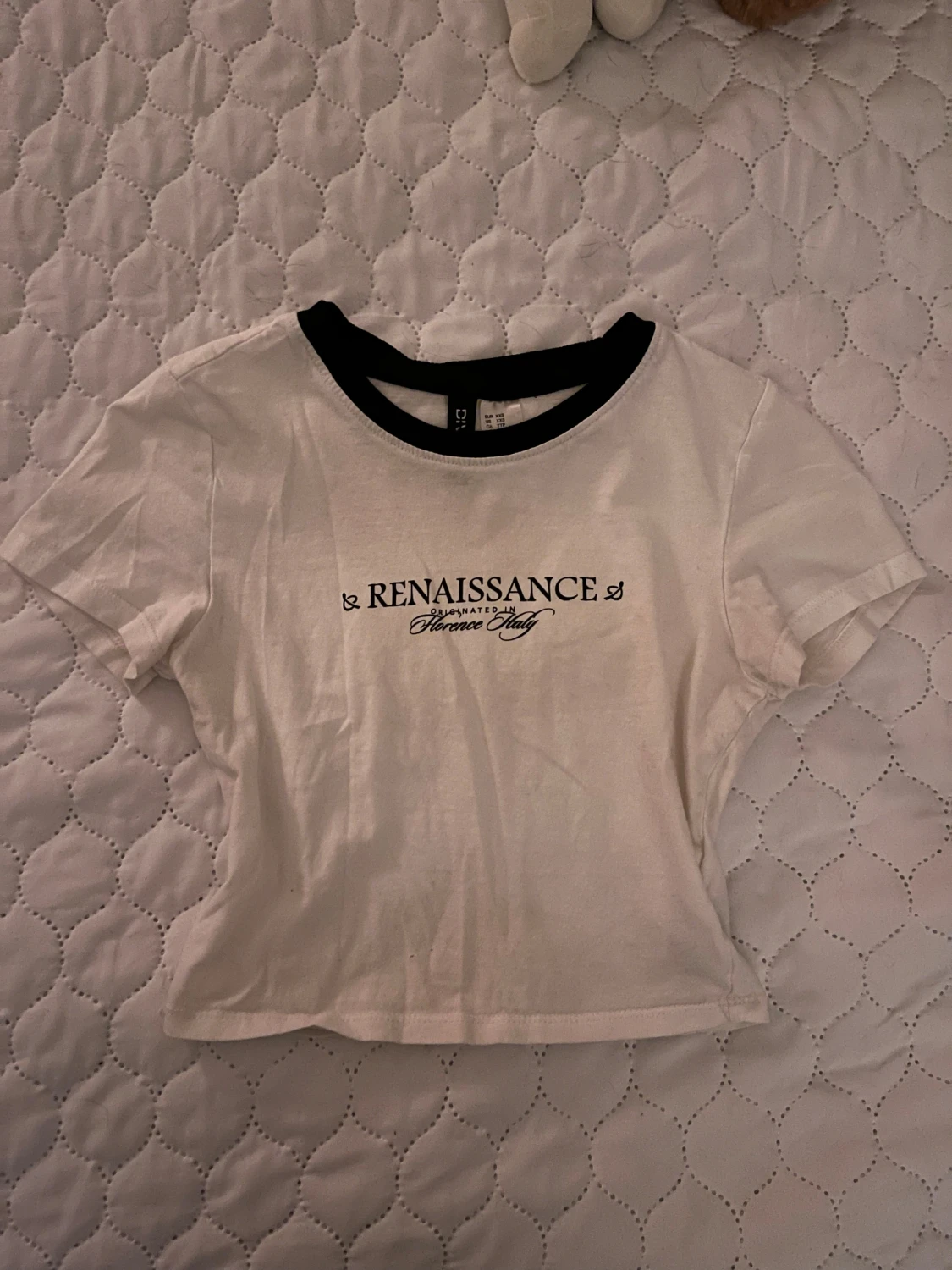 Vit croppad t-shirt med svart krage