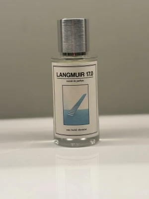 Langmuir 17.0 Extrait Parfum - Modern och stilren parfym med unik design. Perfekt för dig som vill sticka ut och visa din personlighet. Flaskans minimalistiska look gör den till ett snyggt tillskott i samlingen. Ej använd