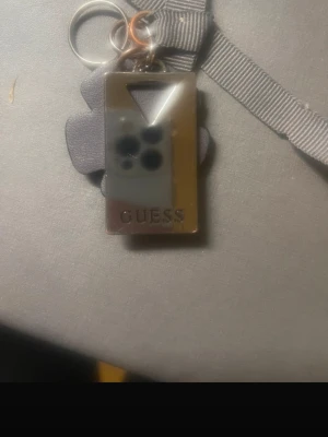 Nyckelring  - Nyckelring från guess 