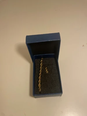 3 olika länkar - Guldpläterat Cordell-armband 20 cm, 4 mm – Stilrent och tåligt, perfekt till vardag eller fest. (149kr) 2. Rostfri pansarlänk 55 cm – Klassisk design, passar alla outfits. (149kr) 3. Pansarhalsband – Silverpläterad, trendig och hållbar. (199kr) Alla 3 för 400kr eller styck pris