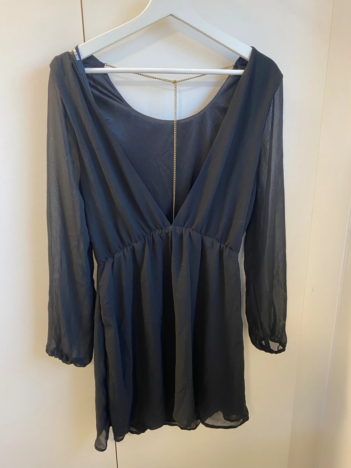 Svart festklänning med öppen rygg 