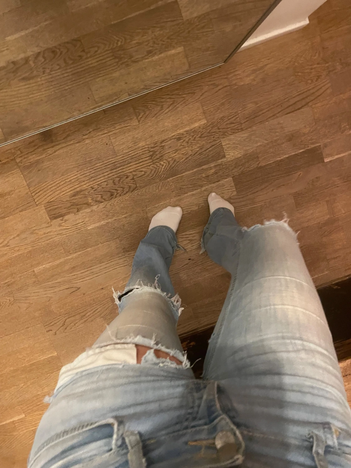 Ljusblå bootcut jeans med slitningar - 1