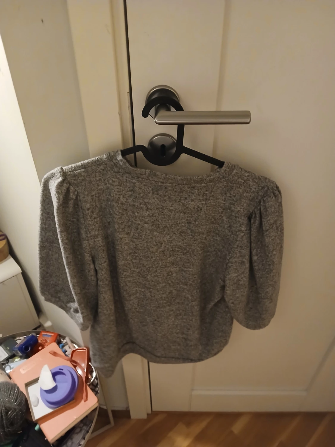 Grå stickad tröja med puffärm