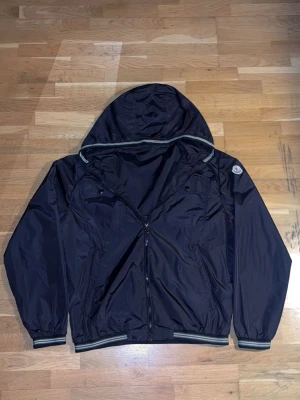 Moncler jacka  - Säljer denna riktigt feta och unika moncler jackan 🖤, jackan säljes på grund av att den inte används. Cond 9/10, jackan är inprincip ny och har endast används ett få tal gånger! Perfekt nu som julklapp eller för eget bruk!! Ställ gärna frågor ifall det undras, tar gärna emot byten!!!