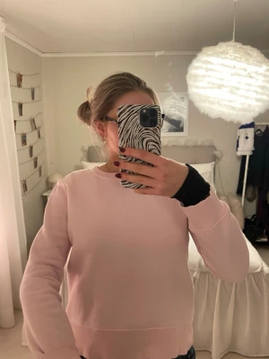 Rosa swetshirt - Säljer denna super söta rosa swetshirt från bikbok i storlek S men skulle säga att den passar mer xs