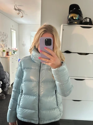 Colmar Jacka - Säljer en jättefin ljusblå pufferjacka från Colmar med hög krage. Köpte på Vinted men satt tyvärr inte som jag hoppades därav säljer jag vidare den:) Perfekt till vintern för att hålla dig varm och samtidigt snygg! Storlek 42 vilket ungefär motsvarar en S. Hör av er om ni vill ha fler bilder eller funderar över något!🤍