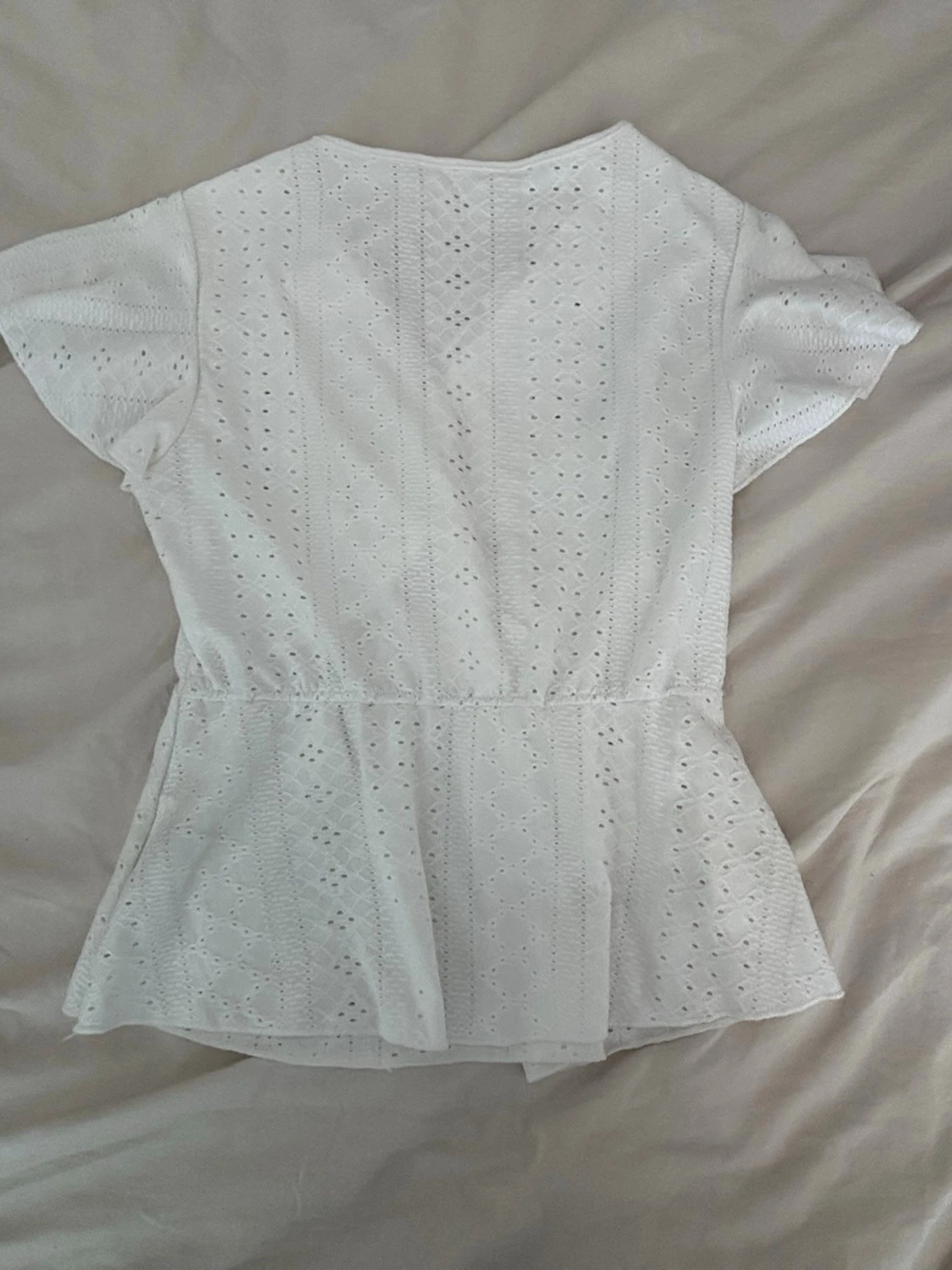 Vit blus med spets och volang - 1