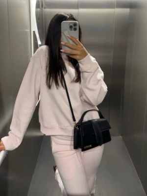 Rosa mjukis - Säljer detta rosa mjukissetet. Lågmidjade mjukisbyxor och en sweatshirt. 