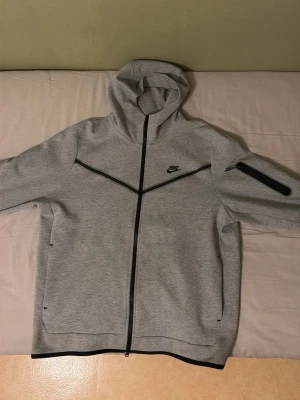 Nike Tech   - Säljer min Nike Tech Fleece som jag knappt har använt. Den är i mycket gott skick utan några skador eller märken.