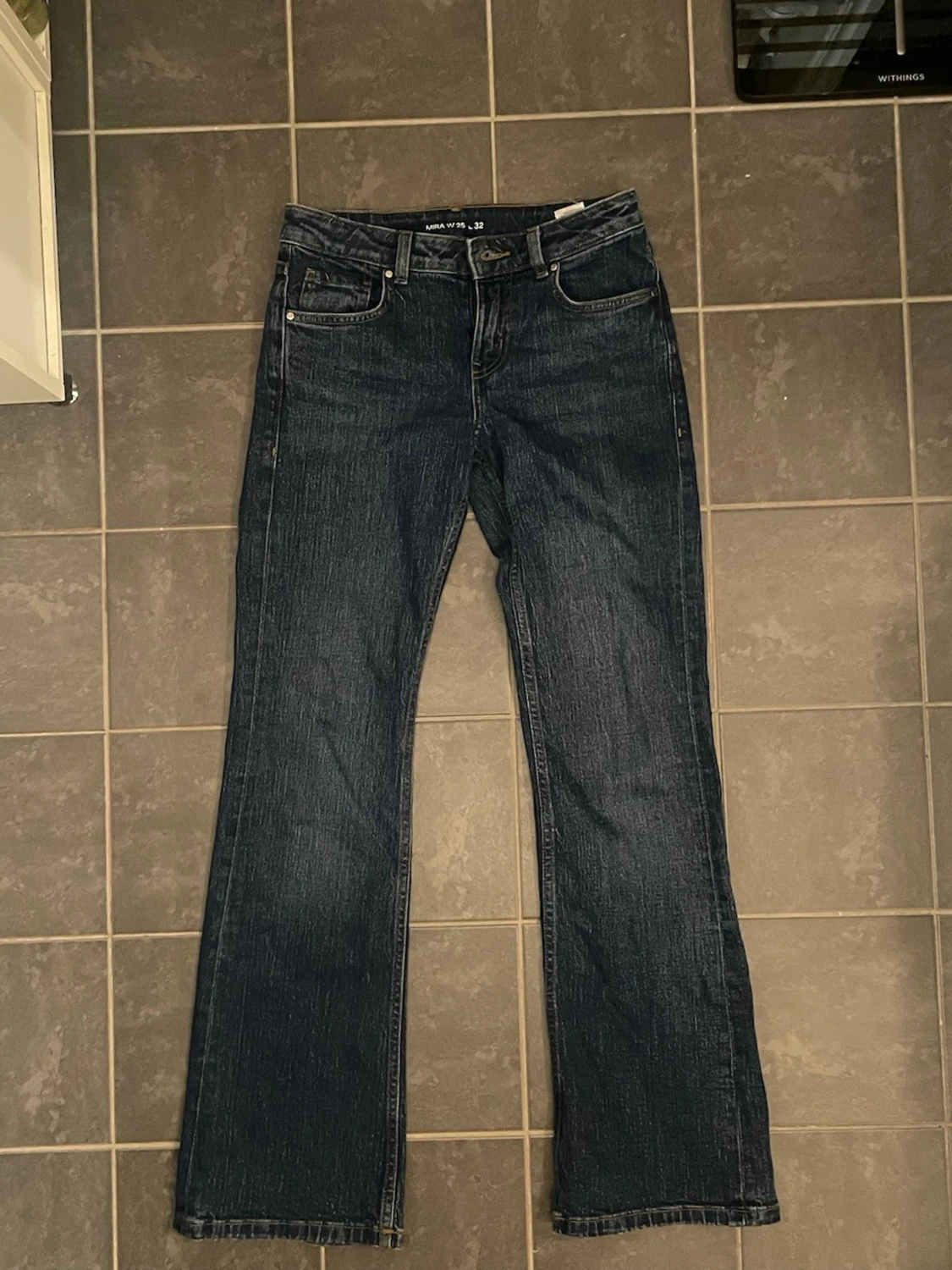 mörkblå bootcut jeans