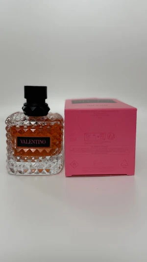 Valentino Donna Born in Roma 100ml - Valentino Donna Born in Roma Eau de Parfum, 100 ml. Perfekt för dig som vill ha en ikonisk doft från ett trendigt modehus. Även perfekt julklapp till din tjej elller någon annan.