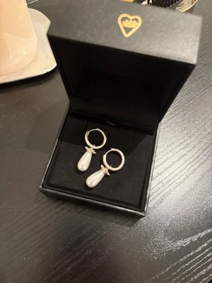 Maria Nilsdotter pearl tear earring - Använt mycket men finns inga defekter, säljer tsm eller styck. Ordinarie pris 1995kr/örhänge. OBS! säljer båda för 2500kr och en för 1399kr. Är även öppen för byten (endast Maria smycken)!