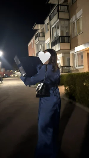 Marinblå långklänning med vida ärmar - Säljer en elegant marinblå långklänning med rund hals och vida ärmar. Klänningen är i silke och markerad midja för en snygg siluett. Perfekt för dig som gillar stilrena och klassiska plagg med lite extra edge.