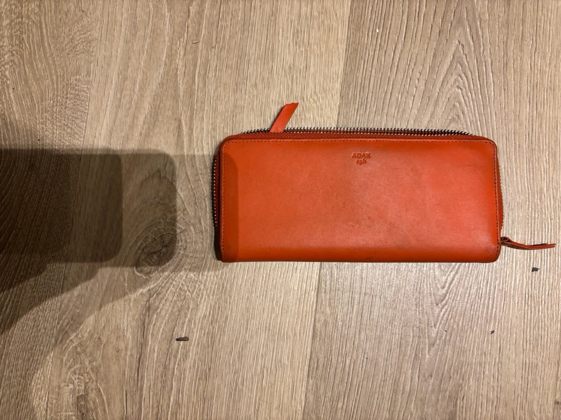 Orange skinnplånbok, Adax