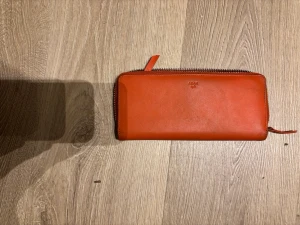 Orange skinnplånbok, Adax - Mått ca 20*9*2,5 cm  16 kortfack 