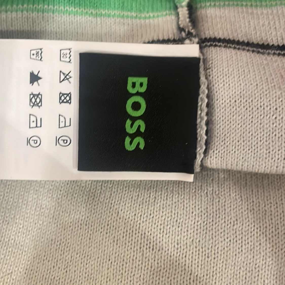 Svart mössa från BOSS - 91