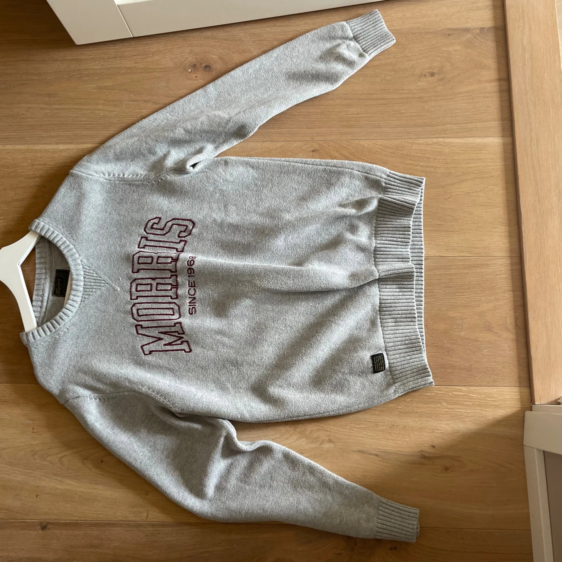 Grå tröja från Morris 