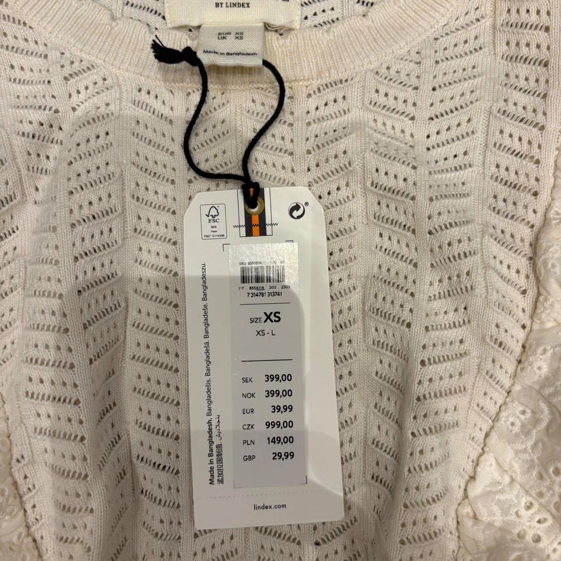 Vit blus med volang från Lindex - 1