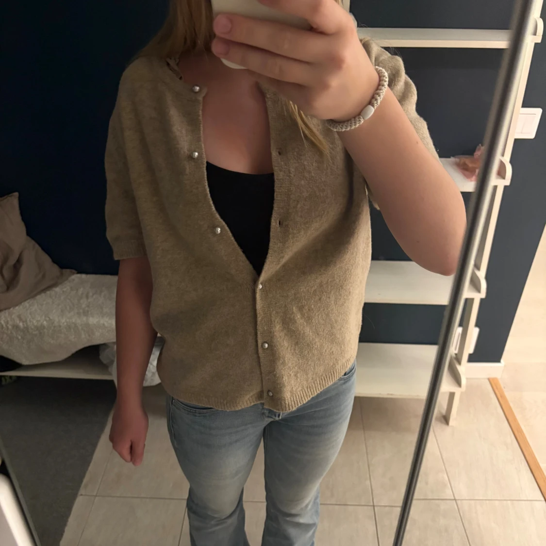 Beige stickad kofta med kort ärm och pärlknappar