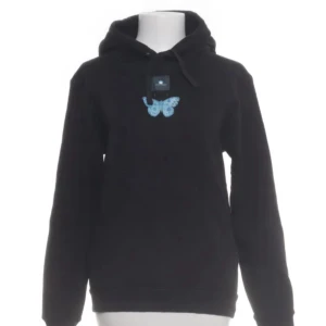 The Cool Elephant svart hoodie storlek passar M/L - The Cool Elephant en svart hoodie med stor blå fjäril på ryggen och en mindre fjäril på bröstet. Tröjan har huva med snörning och långa ärmar. Perfekt för dig som gillar unika tryck och vill sticka ut lite extra. Pluss det är ett jätte skönt material!! 