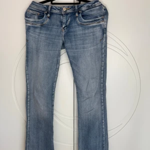 Ljusblå jeans från LTB - Snygga ljusblå jeans från LTB. Jeansen är bootcut och mycket lågmidjade. 