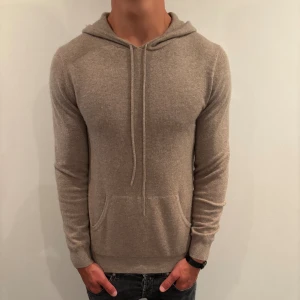 100% Kashmir hoodie  - Hej! Säljer nu denna sjukt snygga och eftertraktade John Henric Kashmir hoodie  som är perfekt till hösten/vintern. Storlek M, Skick 9,5/10, Ny pris= 2800 kr Säljs för= 1099 kr. Kvitto finns!