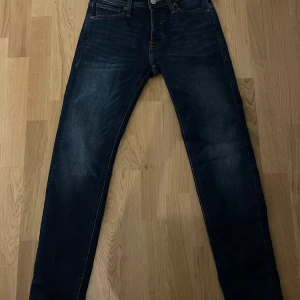 Jack & Jones jeans - Mörkblå jeans från Jack & Jones i slim fit, Storlek 28/30. Använda 1 gång, ny pris 500 mitt pris 250. Hör gärna av er vid fundering👍🏻